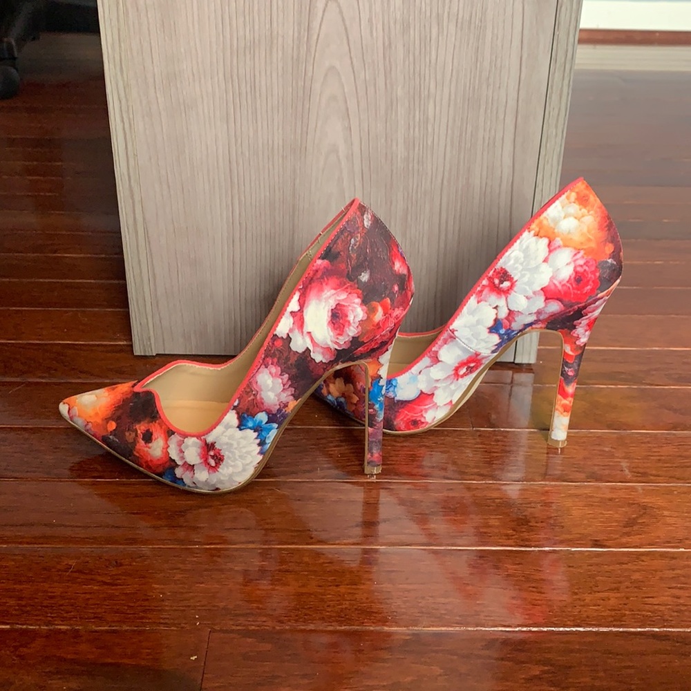 Size 6.5 Just Fab flower heels